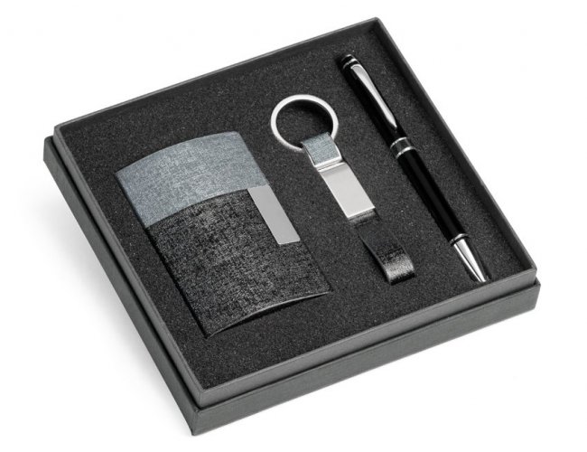 93315 - Kit com Porta Cartões, Chaveiro e Caneta com Detalhes em Couro Sintético, Metal e Alumínio